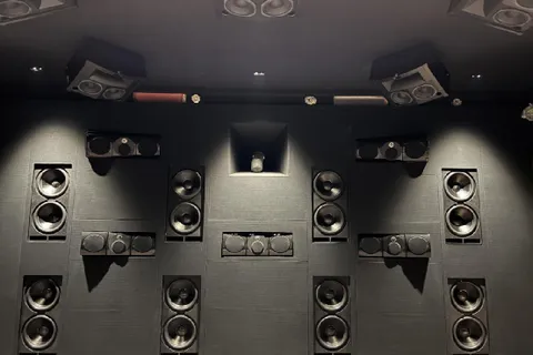 家庭影院顶置音箱怎么定点位?